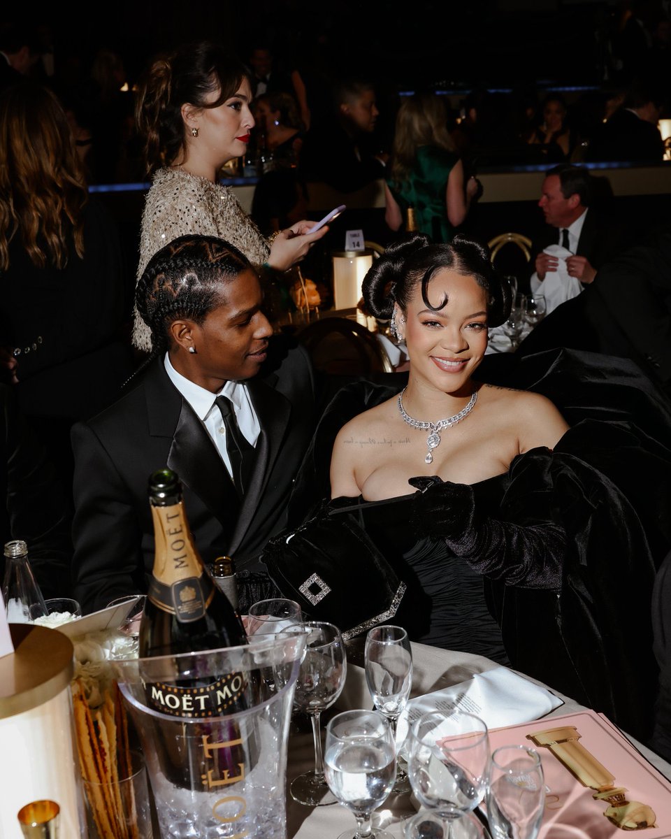 FLOSW1FE's tweet photo. rihanna is so stunning i cant deal https://t.co/q0qYyLQfCK