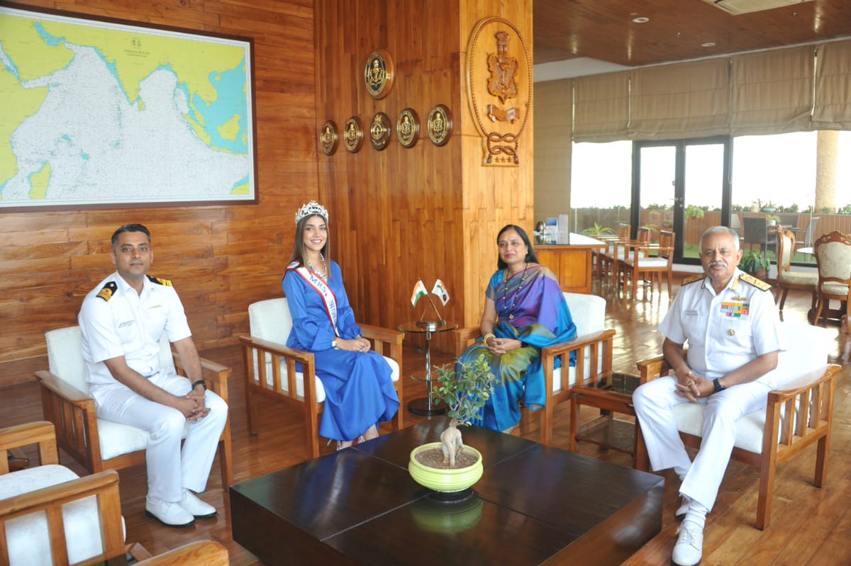 HindusthanUP's tweet image. लेफ्टिनेंट कमांडर आदित्य मनोहर शर्मा की पत्नी मिसेज वर्ल्ड 2022 सरगम ​​कौशल ने #NWWA (WR) की अध्यक्ष चारू सिंह और #VADM अजेंद्र बहादुर सिंह, #FOCINC @IN_WNC से मुख्यालय पश्चिमी नौसेना कमान, मुंबई में मुलाकात की। @DefPROMumbai @koushalsargam3