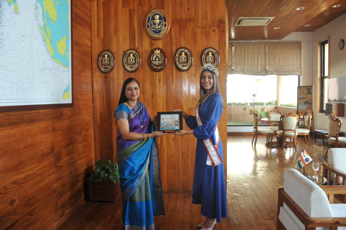 HindusthanUP's tweet image. लेफ्टिनेंट कमांडर आदित्य मनोहर शर्मा की पत्नी मिसेज वर्ल्ड 2022 सरगम ​​कौशल ने #NWWA (WR) की अध्यक्ष चारू सिंह और #VADM अजेंद्र बहादुर सिंह, #FOCINC @IN_WNC से मुख्यालय पश्चिमी नौसेना कमान, मुंबई में मुलाकात की। @DefPROMumbai @koushalsargam3