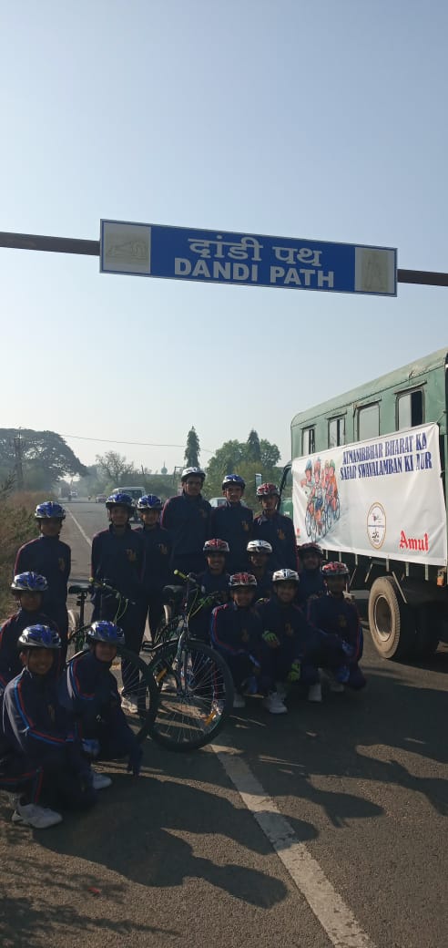 VISHALT81422515's tweet photo. #Sabarmaticyclerally 
@adgpi 
@ArvindKapoorTYG 
@GovernorofGuj 
@HQ_DG_NCC 
@IAF_MCC 
@narendramodi 
@Poonamm87120707 
🚴"#दांडी" अभी दूर है,
          पर
#जाना जरूर है। https://t.co/6eXAH5Z3Ky