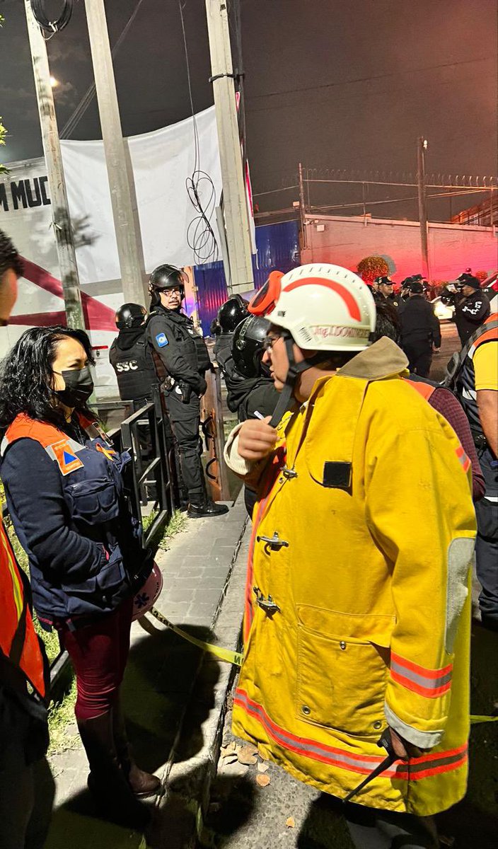MargaretSaldana's tweet photo. Nos reportan un incendio al interior de una bodega ubicada en Poniente 134 y Norte 45, Industrial Vallejo.

Equipos de atención de emergencias se encuentran en el lugar. 

Al momento no se reportan lesionados. Nos mantenemos al pendiente https://t.co/gq7A9IuKSv