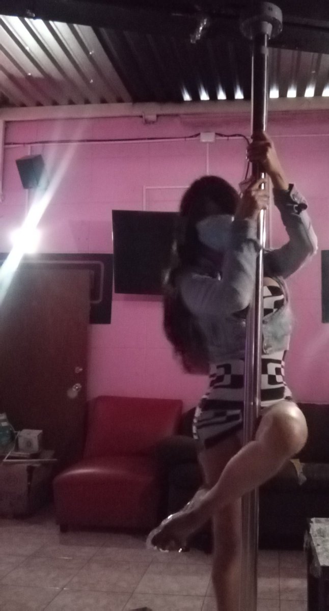 GatitaDarck's tweet photo. Estoy tan aburrida que sí me dicen Hola y das rt  les  mando foto https://t.co/50we8d3R8z