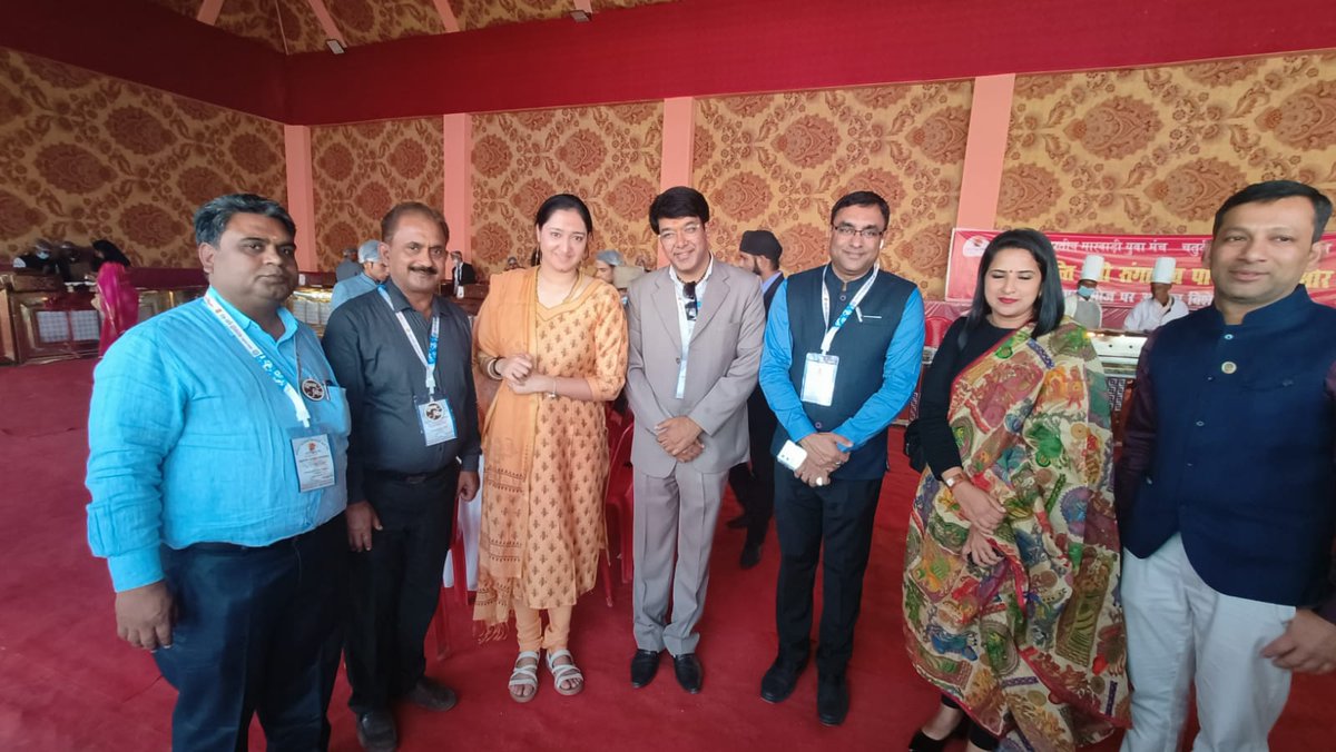 SarpanchBhakti's tweet photo. अखिल भारतीय मारवाड़ी युवा मंच के वार्षिक कार्यक्रम बनारस में,  Anchor Editor @manogyaloiwal जी के साथ महिला सशक्तिकरण एवं अन्य विषयों पर चर्चा की हार्दिक।
#latepost https://t.co/iCPqc3vceZ