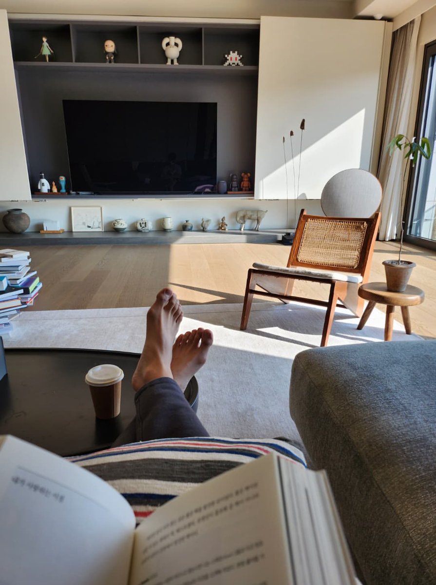 taecherrydk's tweet photo. Lo atractiva que se me hace esta foto dios mio, que bonita es la casa de Namjoon me dan ganas de vivir ahí, además visualmente transmite mucha tranquilidad https://t.co/581djs7XMe