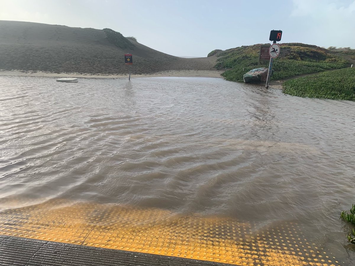 JoelEngardio's tweet photo. Be careful at the Great Highway. Major flooding. Highway is closed in both directions, south of Sloat. Northbound lanes between Sloat and Lincoln are open. Southbound lanes along that stretch remain closed. Currently there is no reopening info. Follow @sfpublicworks for updates. https://t.co/2wT99iT5TV