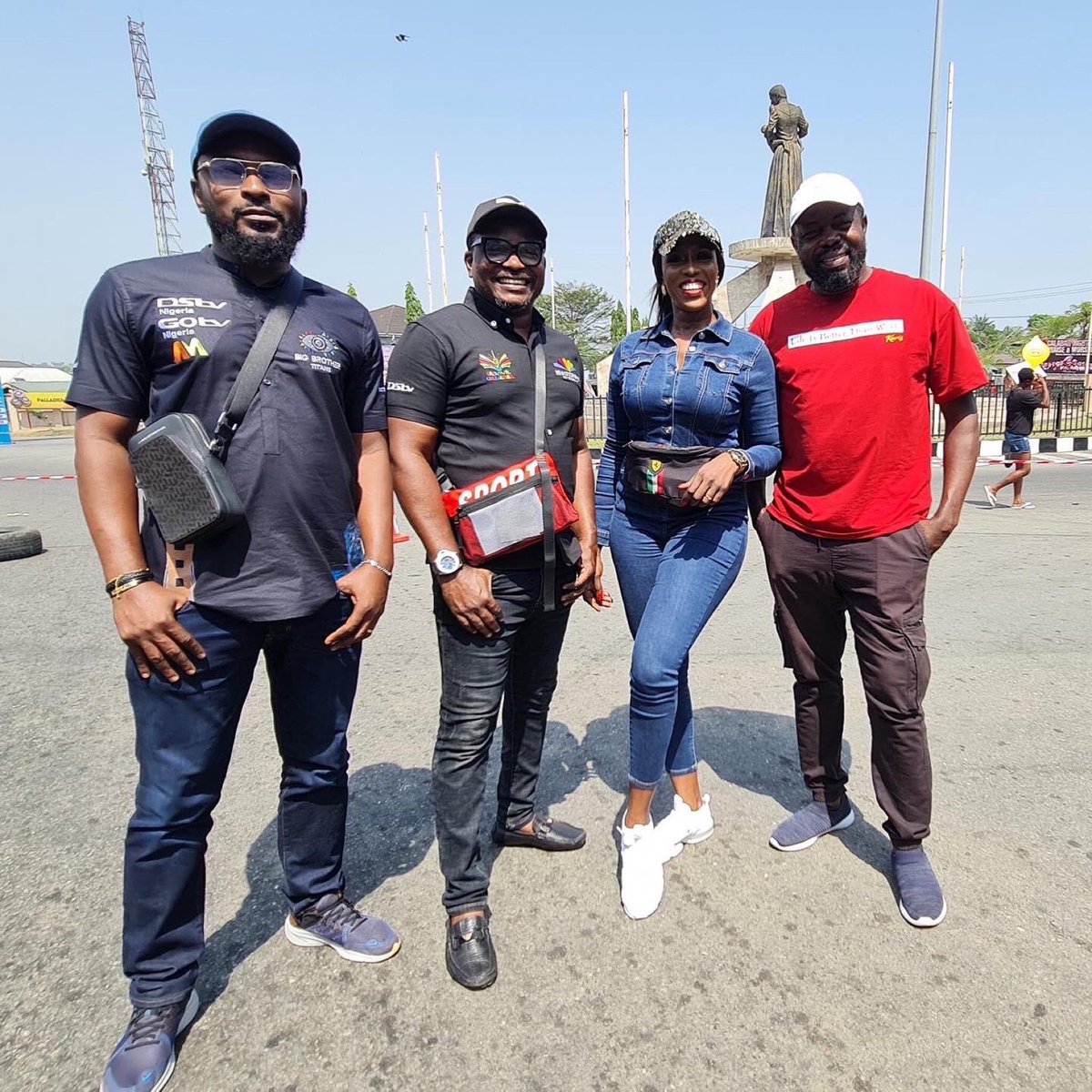 ebeleenemchukwu's tweet photo. It was beautiful working as DStv Host to bring the 16th Carnival Calabar magic to your screens.😍
PHOTOS: Executive Head of Marketing, Multichoice Nigeria, Tope Oshunkeye; Manager, Outside Broadcast & Studios, Ifeanyi Ene; Marketing Manager, Bede.
#Ebele #CarnivalCalabar2022 https://t.co/n0Vo3cTsJT