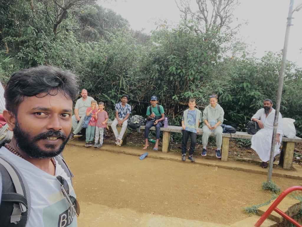 ශ්‍රීපාද චාරිකාව කියන්නෙ ලංකාවේ හැම කෙනෙක්ගෙ ම හීනයක් . අපි ඒ ගමන සෑහෙන කාලයක් තිස්සෙ යන මිනිස්සූ වාරේ පටන් ගත්තාම ගිය දෙවනි ගමන වසන්ත වෙනුවෙන් බෝඩ් එකක් උස්සන්න හිතුවා.
අරගලයට හිස නමනු!
වසන්ත නිදහස් කරනු !