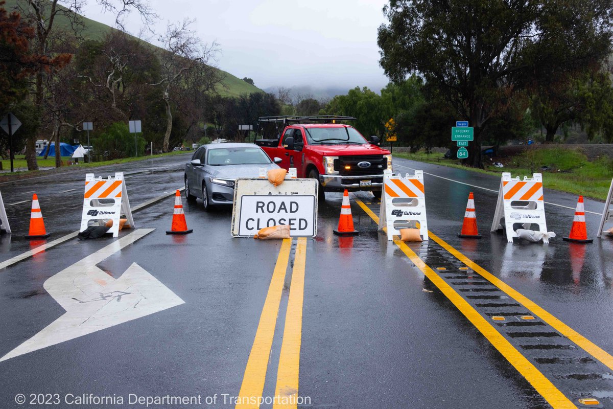 CaltransD4's tweet image. UPDATE: As of Tue, Jan 10, SR-84 Niles Canyon RD btwn Mission Bl in Fremont &amp;amp; Main St in Sunol closed til further notice. 
@CaltransD4 repairs guardrails &amp;amp; address flooding. 24/7 hwy conditions, Caltrans Quickmap or 1-800-427-ROAD. #highway #conditons @CaltransHQ