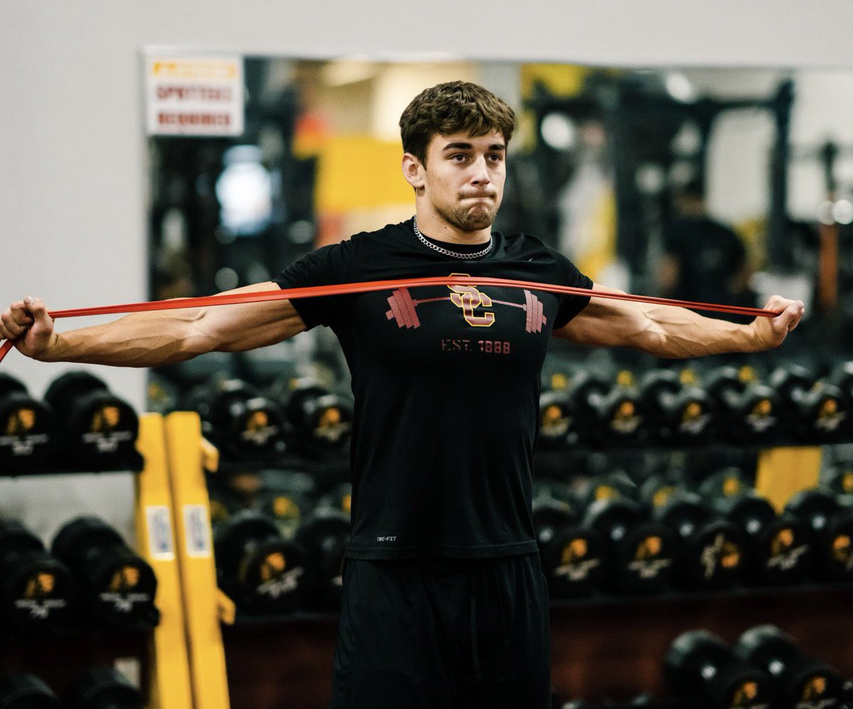 coach_jcurtis's tweet photo. Already in the lab at USC! Go get it T! #ManyMade🏆🏆🏆 
#FightOn✌️ https://t.co/4dMpwjRujW
