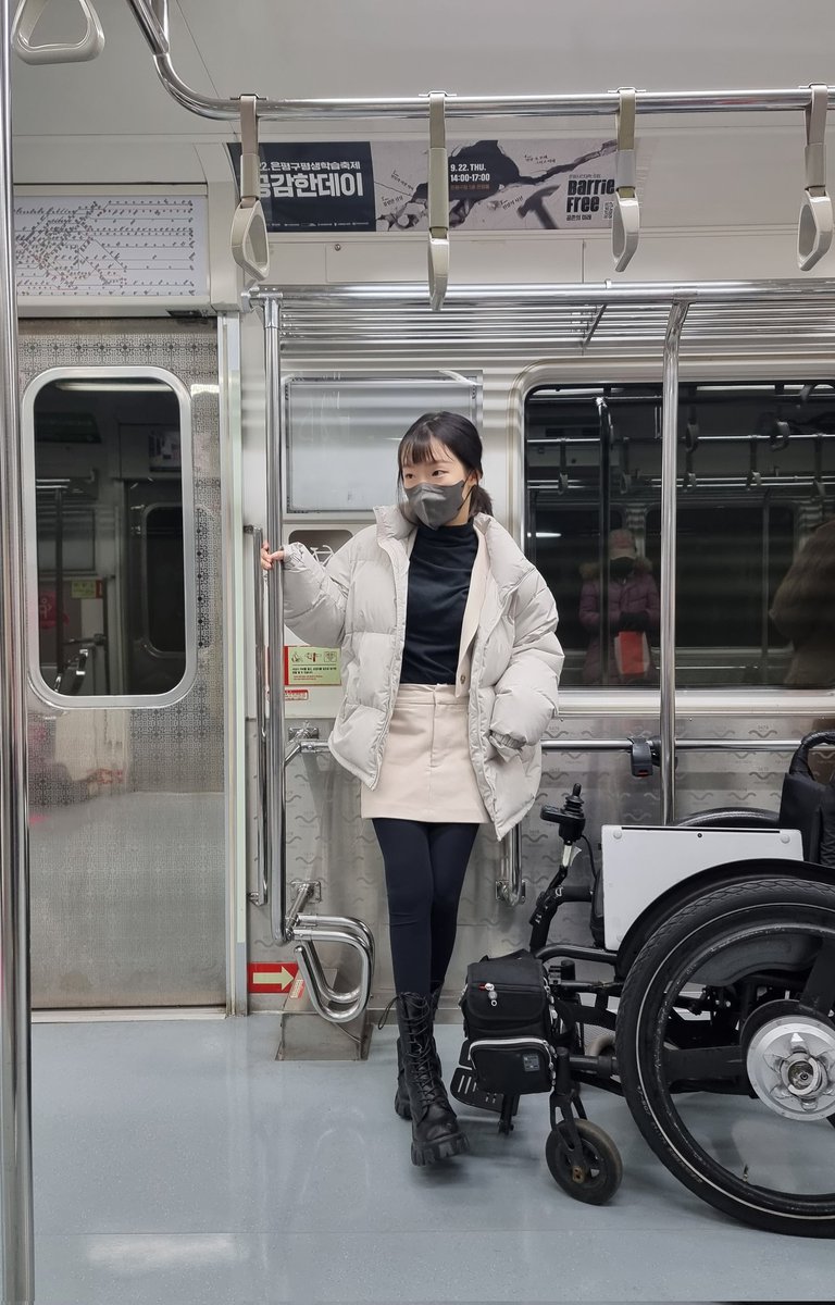 rolling_guru's tweet photo. 내 취미 : 지하철에서 벌떡 일어나서 사람들의 시선 한몸에 받기 (아님)

제 경우엔 너무 오래 앉아있으면 혈액순환이 안 돼서 허리가 아프거나 다리가 저릴 때 공간이 충분하면 이렇게 일어나는데, 휠체어 타면 못 일어날/걸을 거라고 생각하는 사람 넘 많아서 일어나면 🫢이렇게 보는 사람 천지..^^ https://t.co/HbLpq3Cw5P