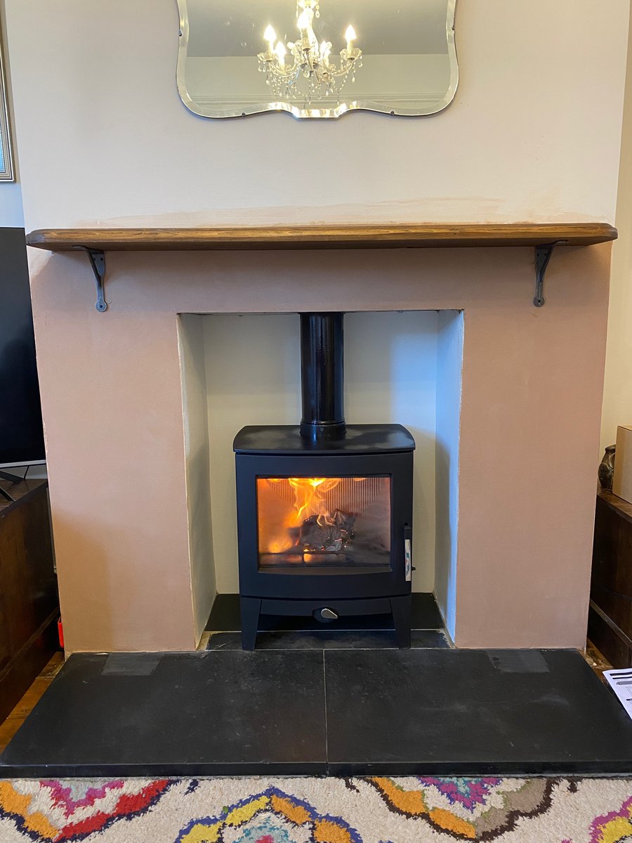 The Stovax Futura 5 is all fired up and ready to go after this morning's installation in Hungerford 🔥🔥
#woodburner #woodburningstove #newbury #whitchurch #berkshire #hampshire #wiltshire