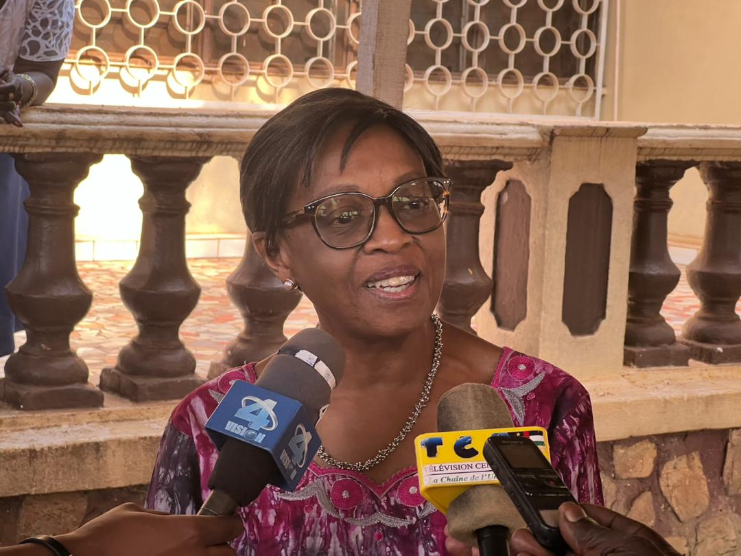 OMSCentrafrique's tweet photo. En visite en #RCA 🇨🇫, la DR de l'@OMS_Afrique, Dr @MoetiTshidi a exprimé ses félicitations au PM @moloua_felix et à la première dame Brigitte Touadera pour les succès obtenus par le @GouvCF dans la riposte contre la #COVID19 et les autres problèmes de #santé publique en #RCA. https://t.co/zrcfhy0X0f