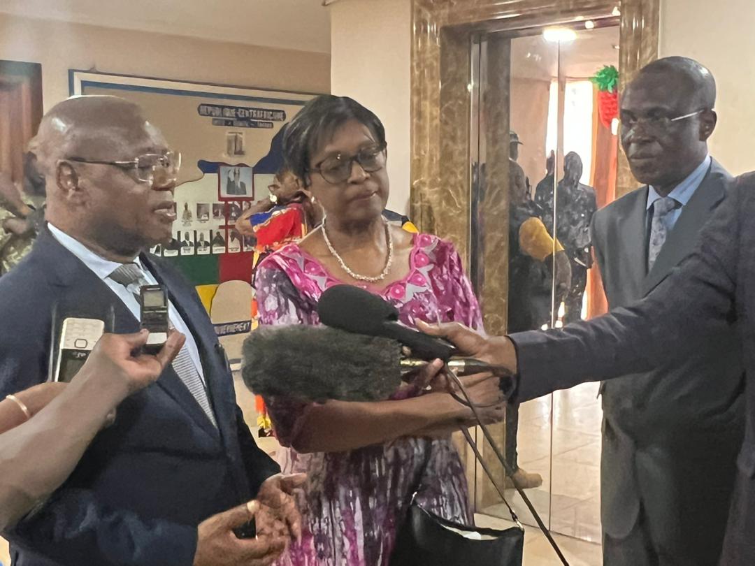 OMSCentrafrique's tweet photo. En visite en #RCA 🇨🇫, la DR de l'@OMS_Afrique, Dr @MoetiTshidi a exprimé ses félicitations au PM @moloua_felix et à la première dame Brigitte Touadera pour les succès obtenus par le @GouvCF dans la riposte contre la #COVID19 et les autres problèmes de #santé publique en #RCA. https://t.co/zrcfhy0X0f