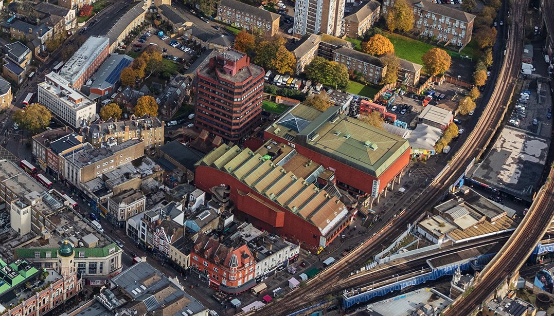 Our plans for #Brixton town centre will deliver new homes, jobs &amp; green spaces:

🏠Over 200 new homes
💻Local affordable workspace
👷‍♀️Apprenticeships for residents
🛍Improvements to the market
🚲More cycling infrastructure
🌳New trees planted

More here👇

love.lambeth.gov.uk/help-shape-bri…