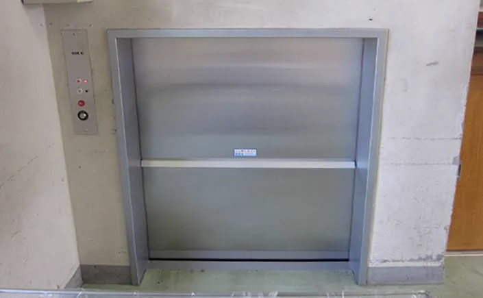 今の小学生知らないの！？給食を運ぶエレベーターがあった。