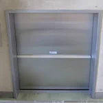 今の小学生知らないの!？給食を運ぶエレベーターがあった。