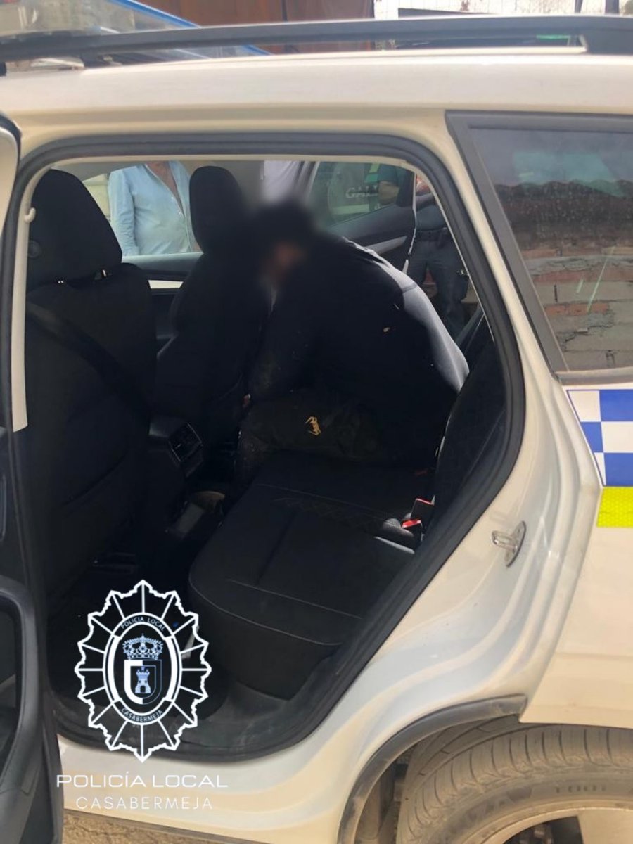 🚨La #GuardiaCivil en colaboración con la #PolicíaLocal detiene a dos personas sorprendidas mientras robaban en una casa en #Casabermeja (#Málaga), encuadrado en la #OperaciónBoro
➡️Un tercer individuo permanece huído, por lo que se ha decretado una órden de búsqueda y detención
