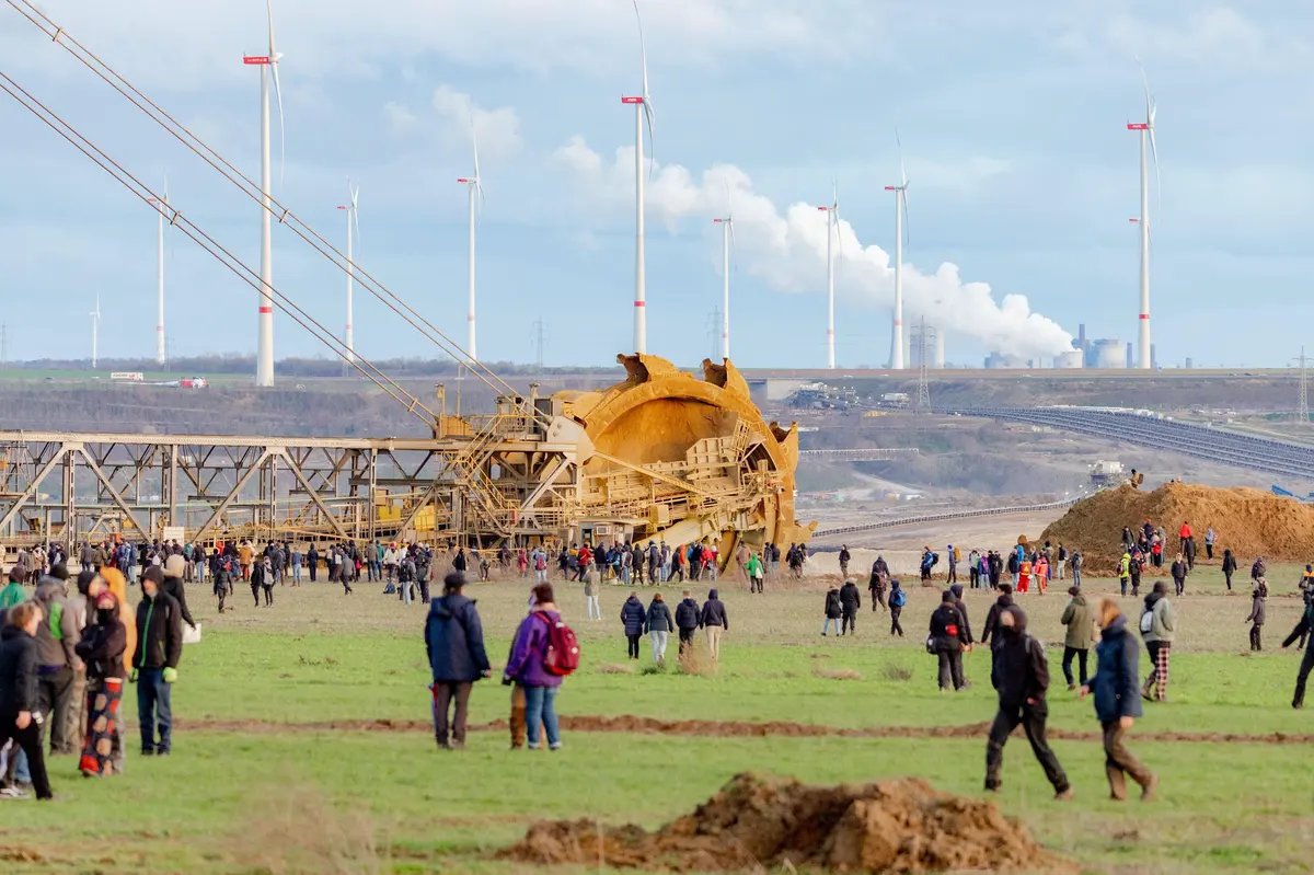 Das Kohlekraftwerk bei #Luetzerath gehört zu den grössten CO2-Emittenten in ganz Europa! Lützerath muss bleiben!

Diesen Samstag gibt es grosse Demos und Aktionen vor Ort. Hingehen, wer kann! ▶️@LuetziBleibt 

20 Minuten berichtet über den Aufruf:
20min.ch/story/jusos-wo…