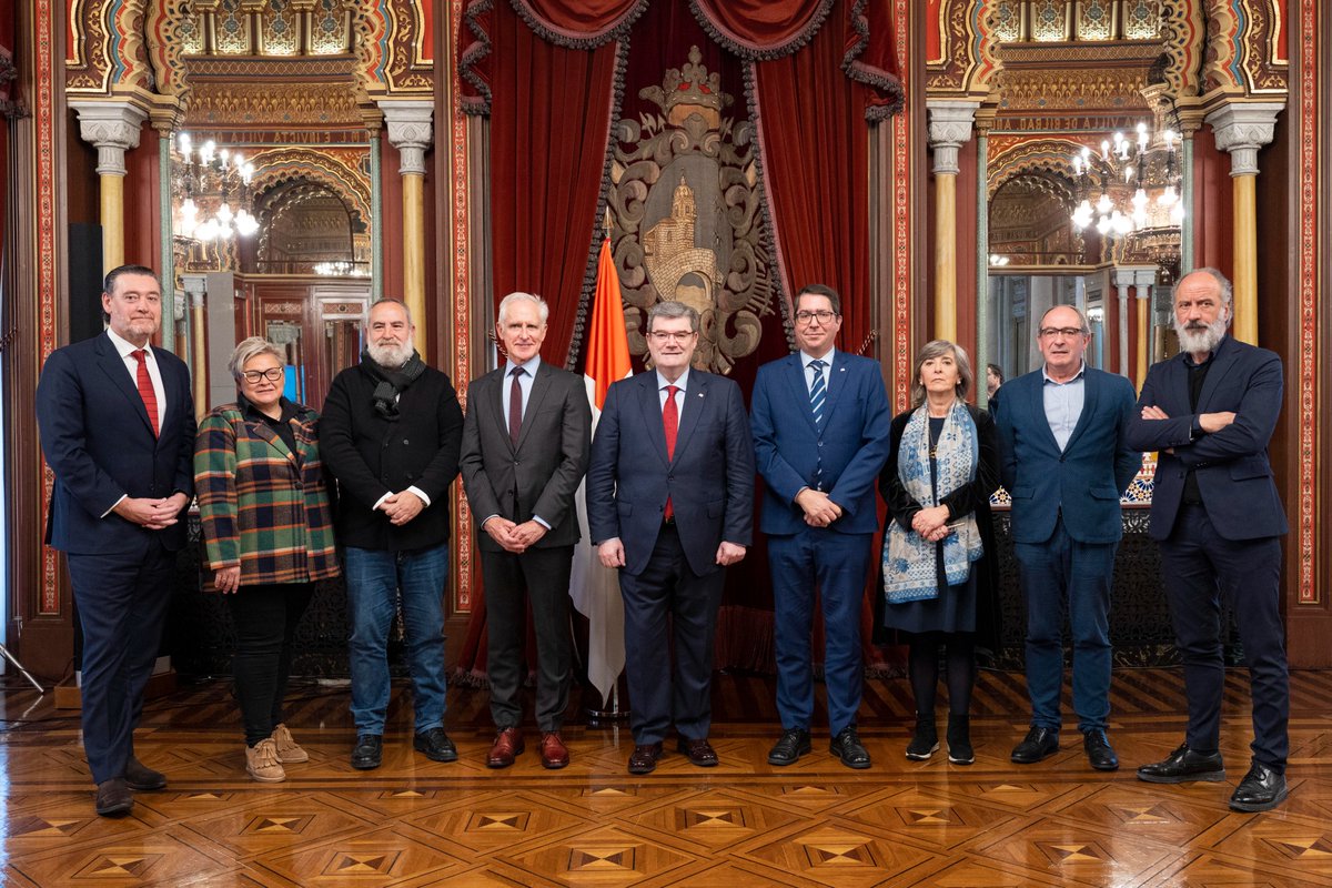 🅱 👥 Esta mañana hemos compartido un encuentro de trabajo con referentes destacados del sector de la #cultura, importantes directores de Museos y Centros de Arte y Cultura de la Villa con los que tenemos una gran vinculación. 

#Bilbao #BilbaoKultura #Bilbaokultura365