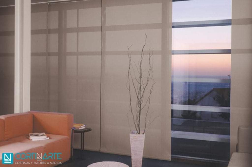 CORTYDEC's tweet photo. Panel Japones. 
 El sistema idóneo para grandes ventanales y puertas correderas, al que aportamos las ventajas de la gran variedad de tejidos disponibles. 

#NuestrosAmbientes
#CDHVL #donhogar #showroom #AmbientesÚnicos #Valencia #37aniversario #avuestradisposicion #paneljapones https://t.co/r1YQv04gM7
