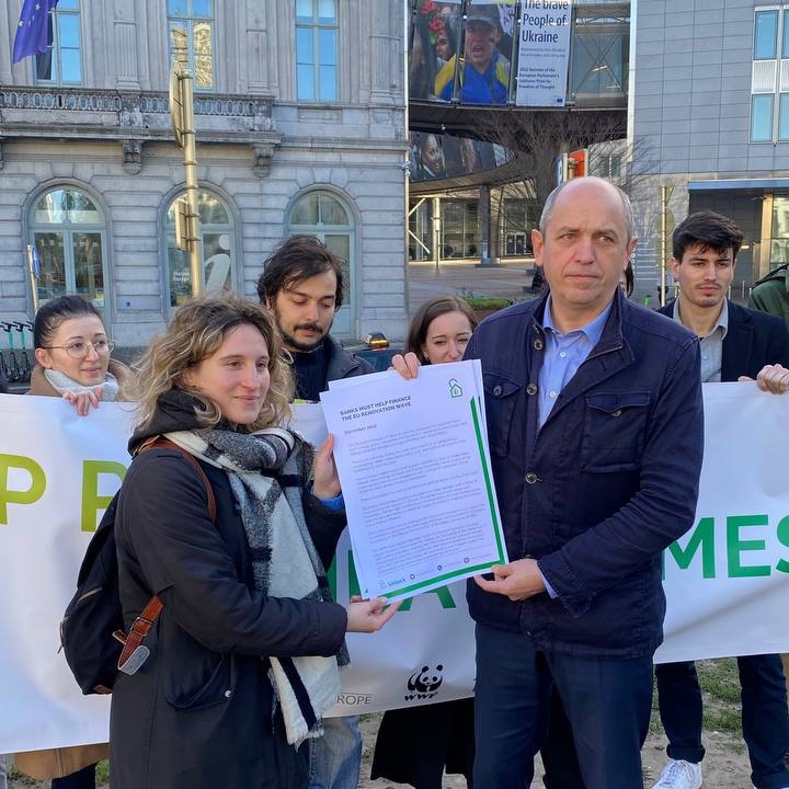 larrouturou's tweet photo. J’étais ce matin avec @UnlockFrance devant le Parlement 🇪🇺 pour demander plus de financement pour la rénovation thermique et vite!

Accélérer la rénovation c'est:
✅ réduire le coût de la vie pour tous,
✅ créer des emplois,
✅ lutter conter la précarité,
✅ défendre la sobriété. https://t.co/zIRbWWyEhM