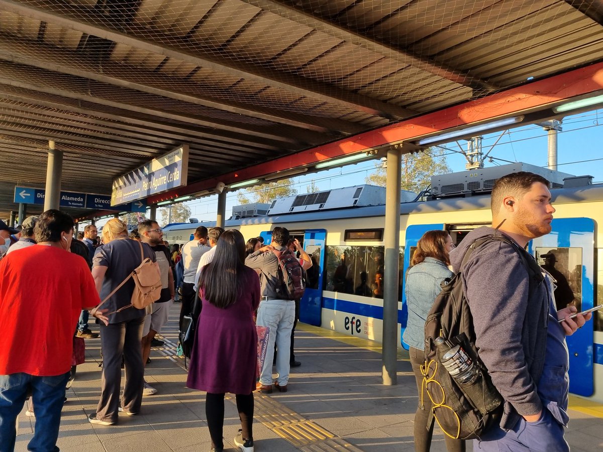 NegrisDay's tweet photo. @EFENos_ Pésima gestión desorden en los trenes que llegan y se van en la misma vía. No hay nadie responsable en la estación Pac informando como corresponde. Estancada en esta estación y tome el tren a las 640 https://t.co/AVluvwW0CS
