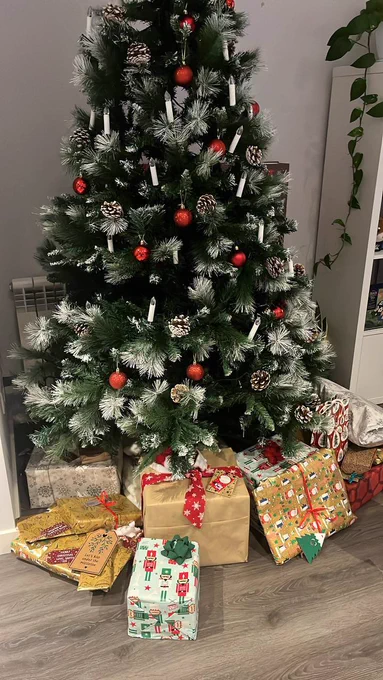 Mención especial a lo PRECIOSOS que puso los regalos debajo del árbol, es que me mato  