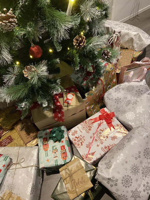 Mención especial a lo PRECIOSOS que puso los regalos debajo del árbol, es que me mato  