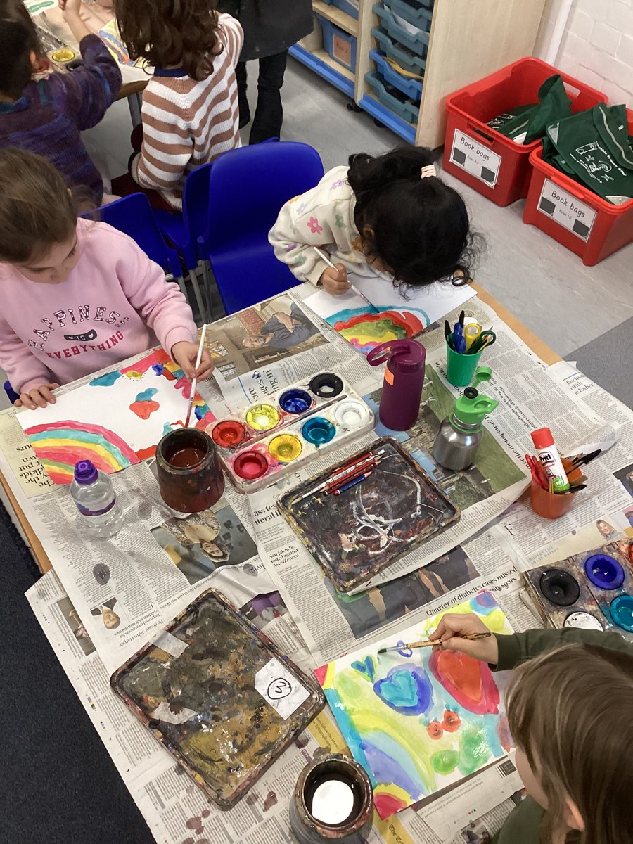 We had our first Art lesson yesterday. We were learning how to mix colours to create different ones. We then created our own paintings 🖌🎨
