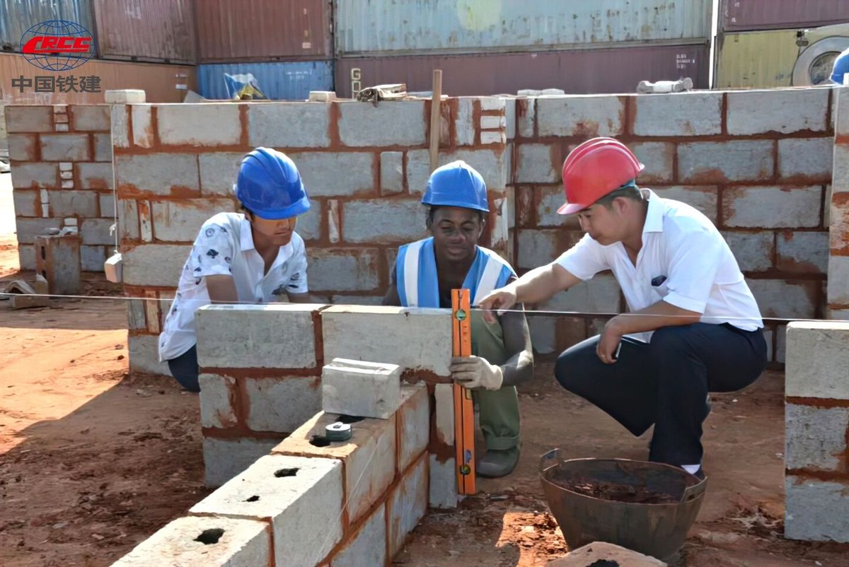 CRCCNews's tweet image. #VisionForFuture At the beginning of the new year, a total of 2,000 residents in #Angola moved into their new homes! Recently, Angola’s RED Lubango Phase 1 Housing Project, Section 13, constructed by #CRCC, was successfully delivered. 🇦🇴🏠

For more info👉bit.ly/3IGkye6