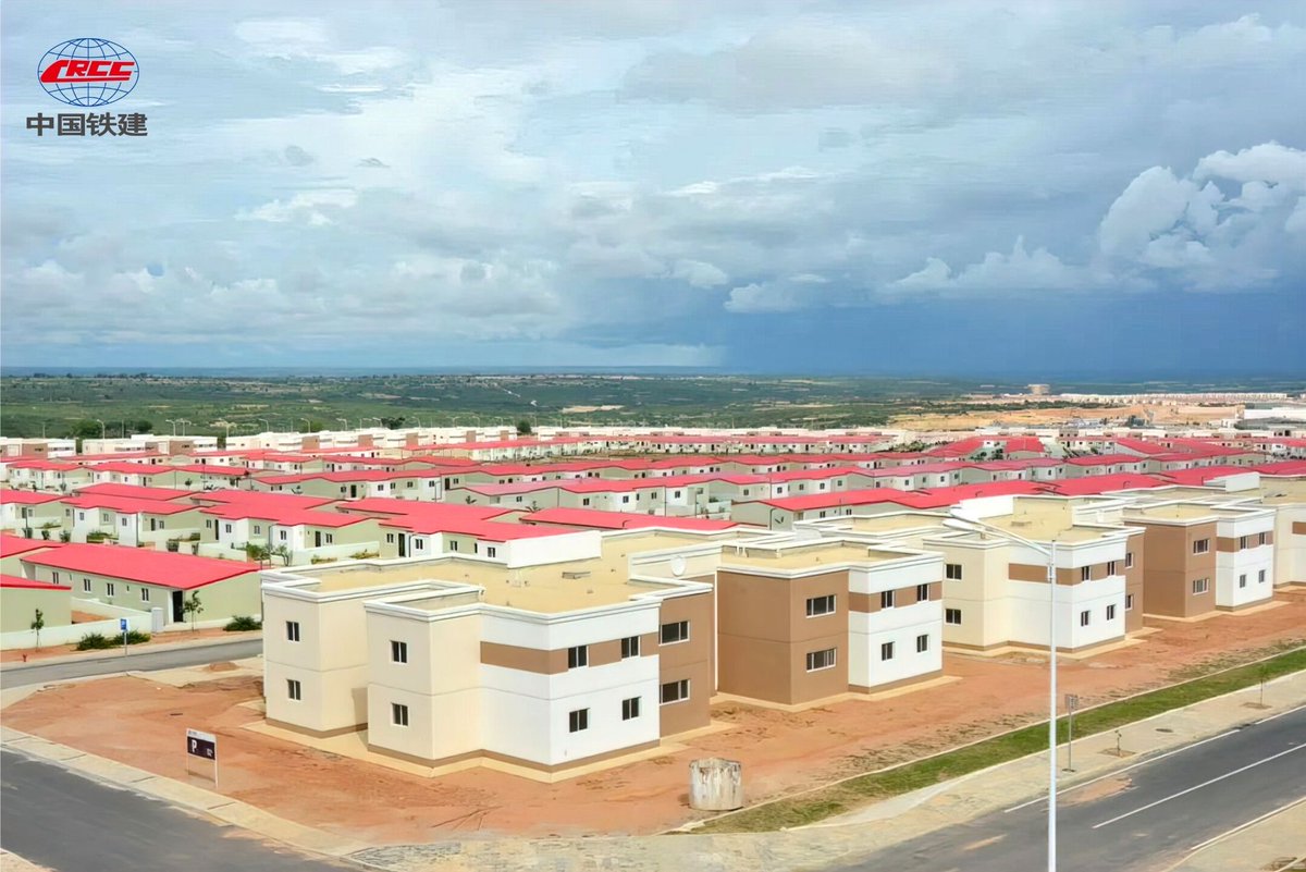 CRCCNews's tweet image. #VisionForFuture At the beginning of the new year, a total of 2,000 residents in #Angola moved into their new homes! Recently, Angola’s RED Lubango Phase 1 Housing Project, Section 13, constructed by #CRCC, was successfully delivered. 🇦🇴🏠

For more info👉bit.ly/3IGkye6