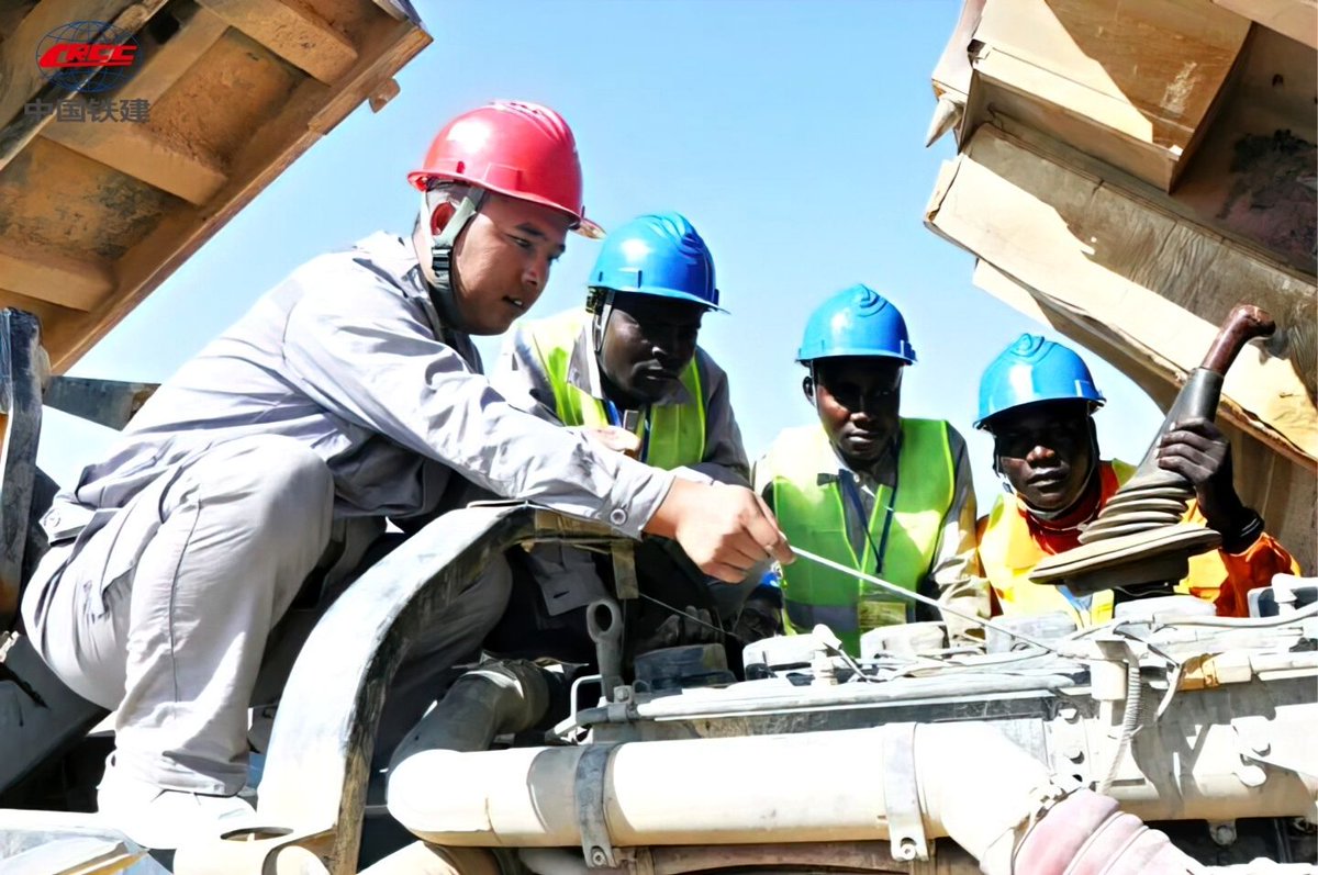 CRCCNews's tweet image. #VisionForFuture At the beginning of the new year, a total of 2,000 residents in #Angola moved into their new homes! Recently, Angola’s RED Lubango Phase 1 Housing Project, Section 13, constructed by #CRCC, was successfully delivered. 🇦🇴🏠

For more info👉bit.ly/3IGkye6