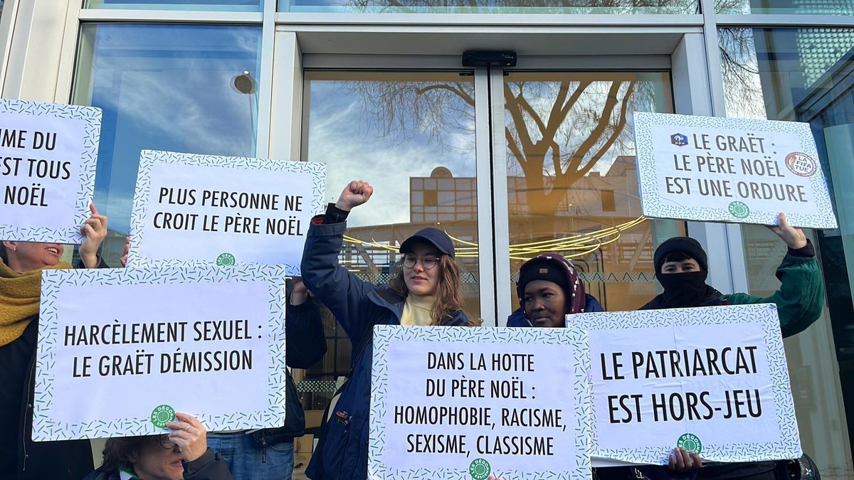 LesDegommeuses's tweet photo. Les Dégommeuses étaient ce matin devant la #FFF. Elles ils appellent à la démission de #LeGraet et à une refondation de la fédération, gangrénée par sexisme, homophobie et racisme.
Un autre foot est possible https://t.co/Cr7GfzwmKz