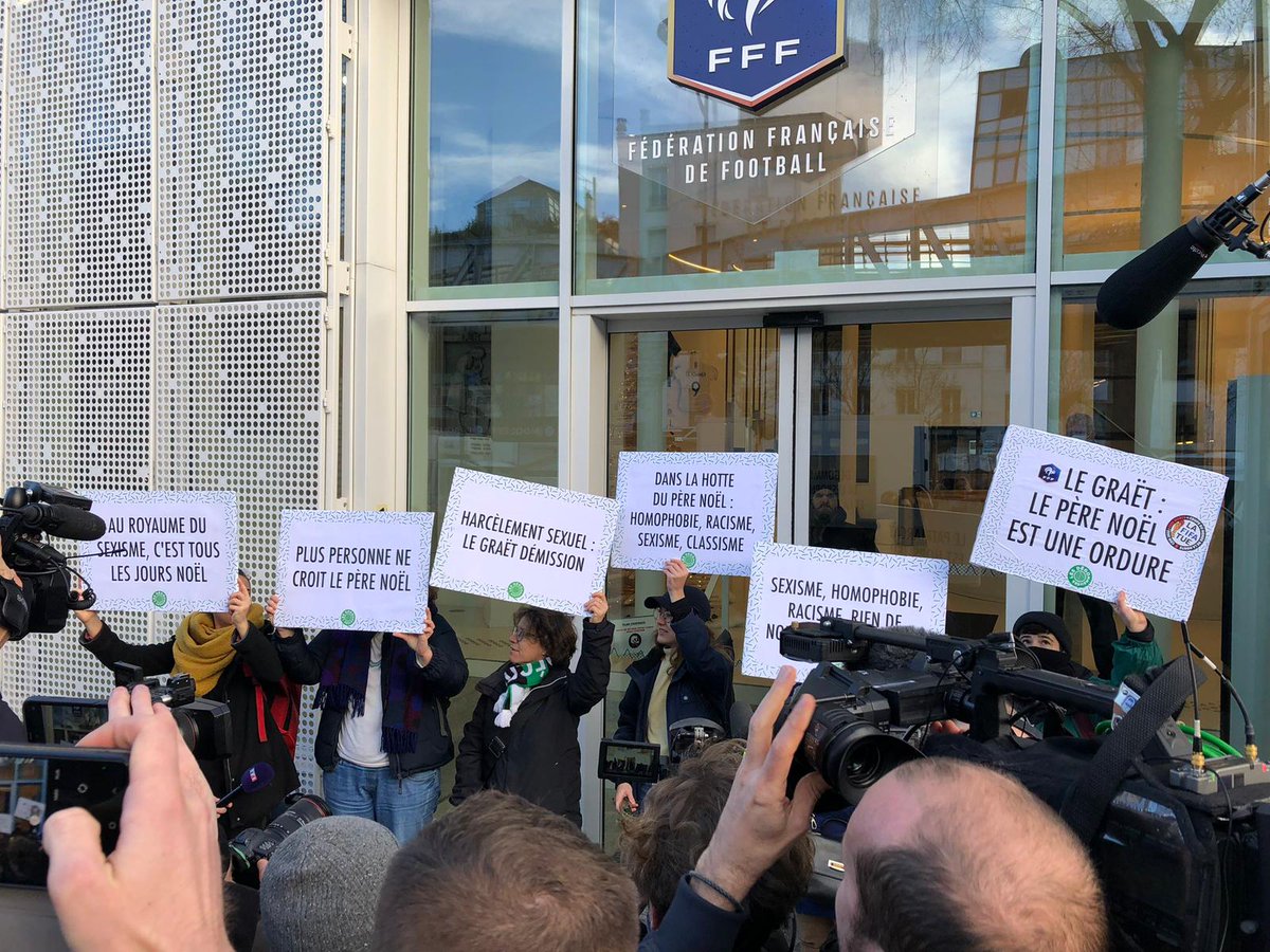 LesDegommeuses's tweet photo. Les Dégommeuses étaient ce matin devant la #FFF. Elles ils appellent à la démission de #LeGraet et à une refondation de la fédération, gangrénée par sexisme, homophobie et racisme.
Un autre foot est possible https://t.co/Cr7GfzwmKz