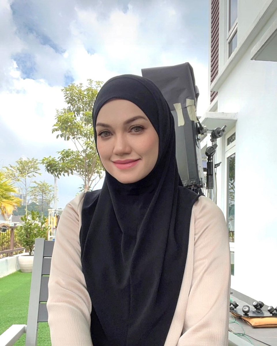 She's hurt, sad, depressed, mentally and emotionally. But everyday, she walks with smile. 
A smile with 999 stories behind it that no one knows. 
Because she's a girl and she's strong.

#puterisarahliyana
