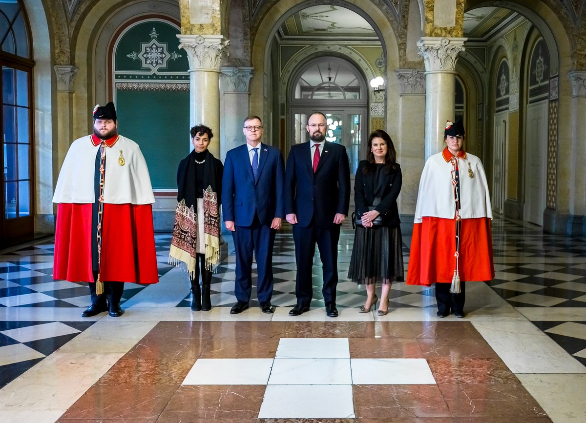 UKEmbassyBerne's tweet photo. Yesterday, @JamesWSquire presented his letter of credence from King Charles III to the President of the Swiss Confederation @alain_berset. 

This was the formal part of James’ taking on the role of British Ambassador to Switzerland🇨🇭

Photo credit: @SwissMFA @EDA_DFAE https://t.co/gSa00WHGpr