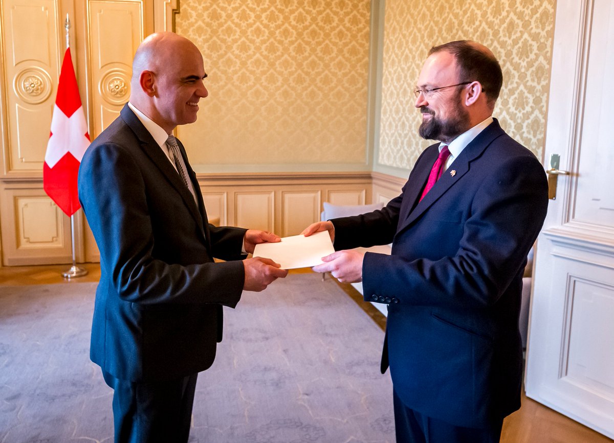 UKEmbassyBerne's tweet photo. Yesterday, @JamesWSquire presented his letter of credence from King Charles III to the President of the Swiss Confederation @alain_berset. 

This was the formal part of James’ taking on the role of British Ambassador to Switzerland🇨🇭

Photo credit: @SwissMFA @EDA_DFAE https://t.co/gSa00WHGpr