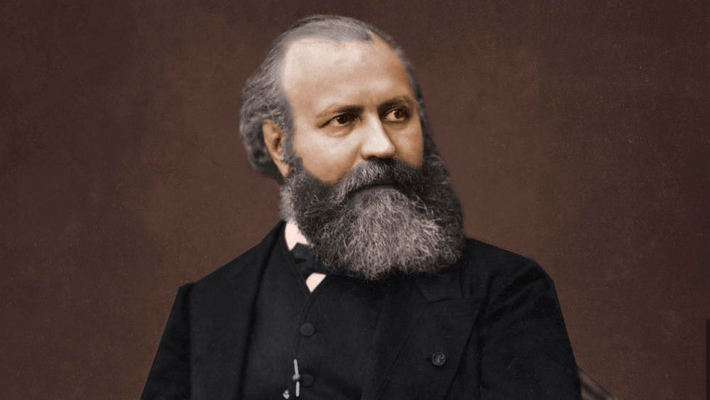 allezlesFRA's tweet photo. #Repartie

À la fin d'un dîner, une jeune chanteuse interprète un morceau devant les convives. Sa mère s’empresse de demander au compositeur Charles Gounod :
 
- Qu’en pensez-vous, maître ? Son professeur de chant dit qu’elle ira loin.

- Ah oui ? Et quand part-elle ? https://t.co/NtM52KJKRg