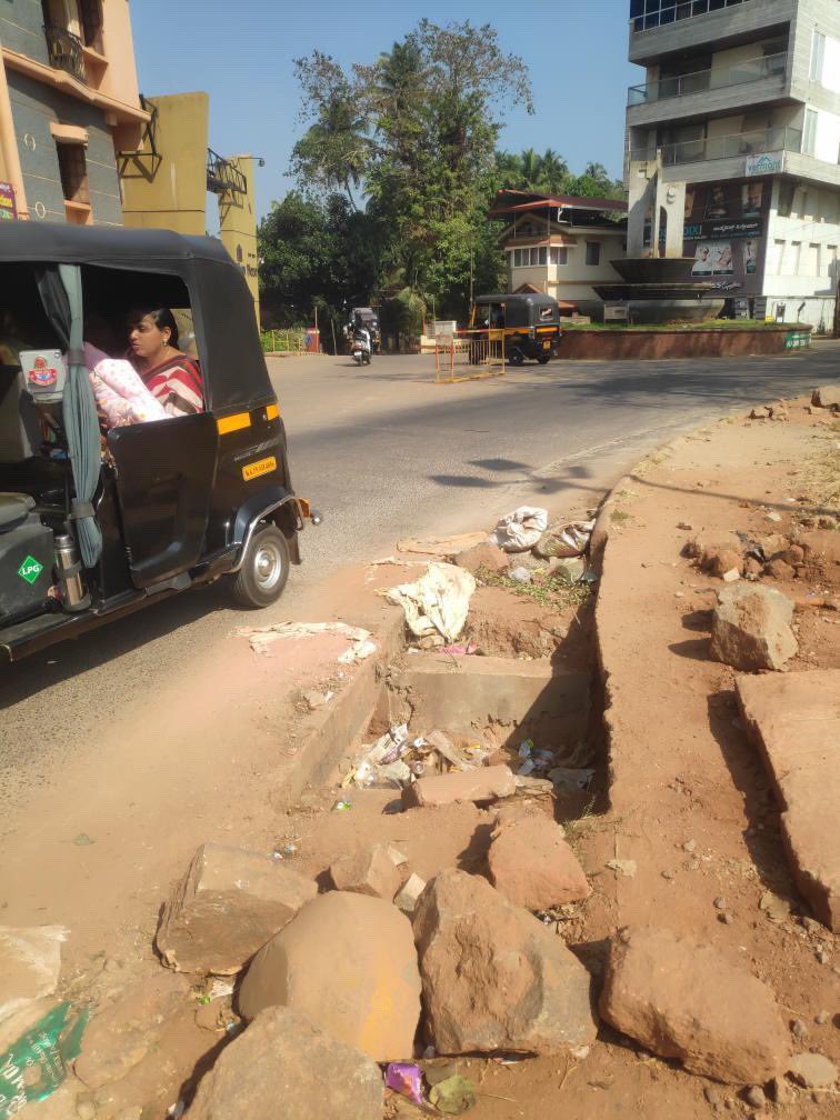 bmangalorean's tweet photo. Beware of this open drainage near kadri cricket ground. Very dangerous for two wheel ridrs, commuters &amp; even four wheel vehicles. @SmartMangaluru @mangalurucorp @vedavyasbjp @nalinkateel @DCDK9 https://t.co/pTLwbkn5nI