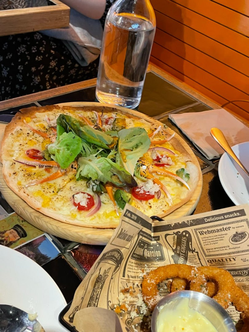 xiaojin51188343's tweet photo. after working hard need to find power for own self today pizza time 😋😋 eat eat is my favourite😝😝 https://t.co/T7GbLWcWB1