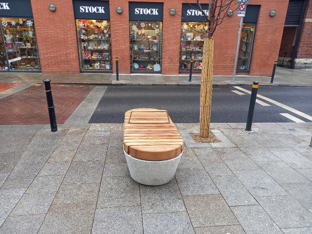 DubCityCouncil's tweet photo. As part of public realm upgrades in the area DCC’s Architects and Road Design &amp; Construction division, in conjunction with the Parks Department have installed new public benches on Clarendon Row. 

#YourCouncil #PublicRealm #Dublin https://t.co/jNSyr90p5T