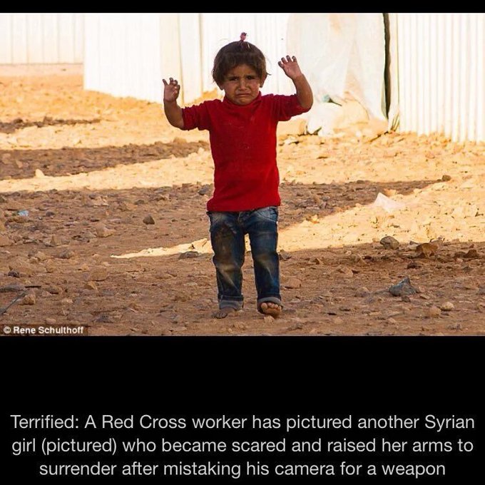 Cuando una niña refugiada siria confunde tu cámara con un arma.

Campo de refugiados de Azraq, Jordania, 2014.
Rene Schulthoff