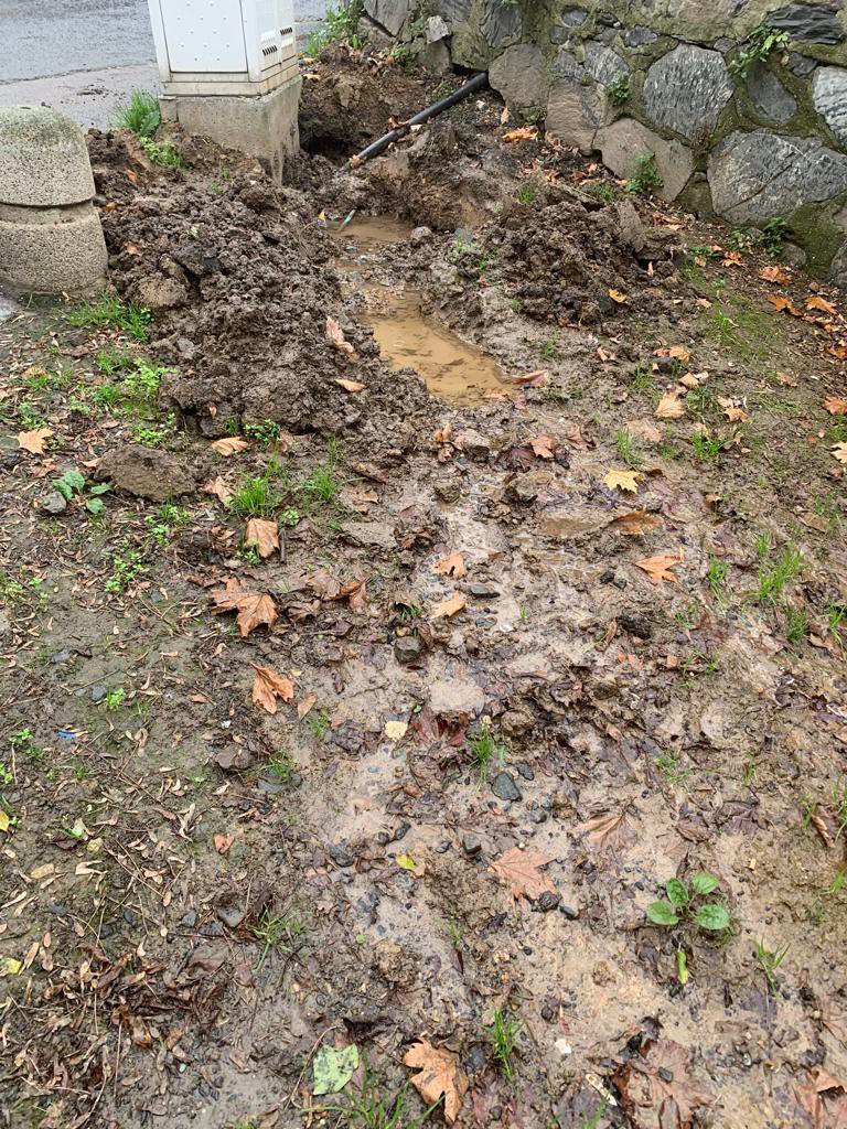 Şafak Bey,Tarabya Mahallemizde bulunan Şalcıkır Parkında uzunca zamandır su borusu patlamış halde su kaçağı bulunmaktadır.Yetkililere bir çok kez bildirimde bulunduk ancak sonuç alamadık.Değerli yardımlarınızı rica ederiz.<a href="/SafakBasa/">Doç. Dr. Şafak Başa</a>