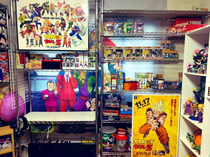 微力ながら共同購入に協力させて貰ったポスターが届いたー!!とにかく美品で最高に最高なので壁が空いてなくても無理やり飾る!!!特にアルティメットバトル27の方はキャラが生き生きしててとても好き 