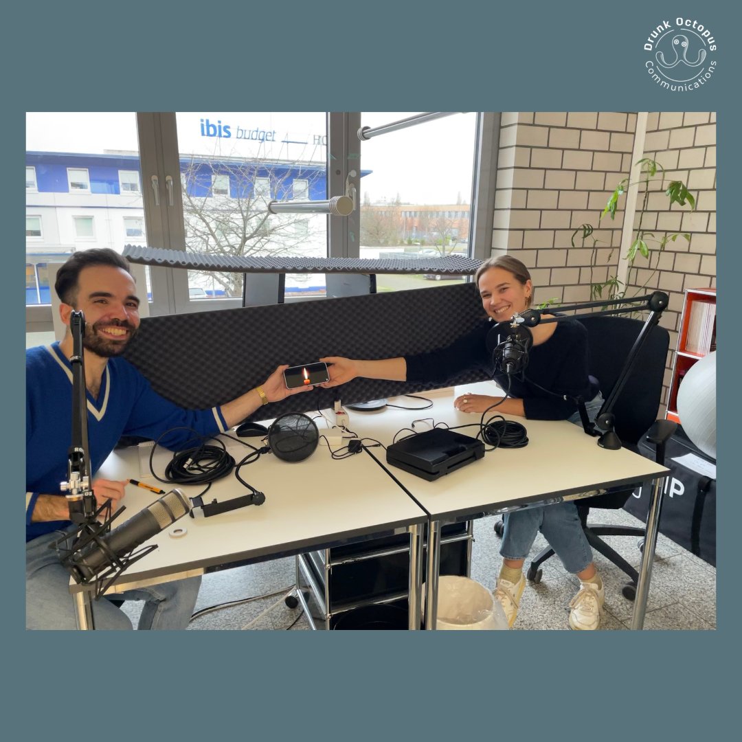 DrunkOctopus_PR's tweet photo. Aufnahmegeräte 🎙️, Schallisolation, eine digitale Kerze 🕯️ - das kann nur eins bedeuten: Wir haben eine neue Podcastfolge „Das berate ich Dir" aufgenommen!
#podcast #behindthescenes #studio #octopod #spotify #applepodcasts #dasberateichdir https://t.co/MEzXI64PnC