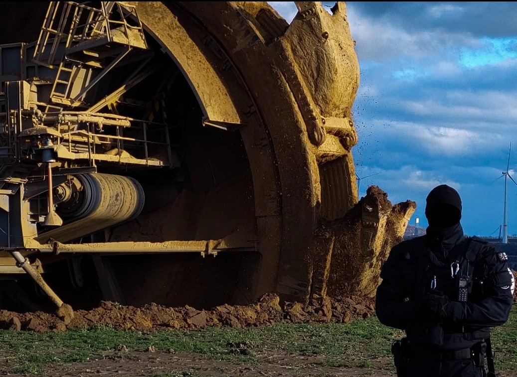 CorenzSN's tweet image. Wofür Christdemokraten und Grüne wirklich sind? 

Dafür: 

#luetzerath #LuetziBleibt