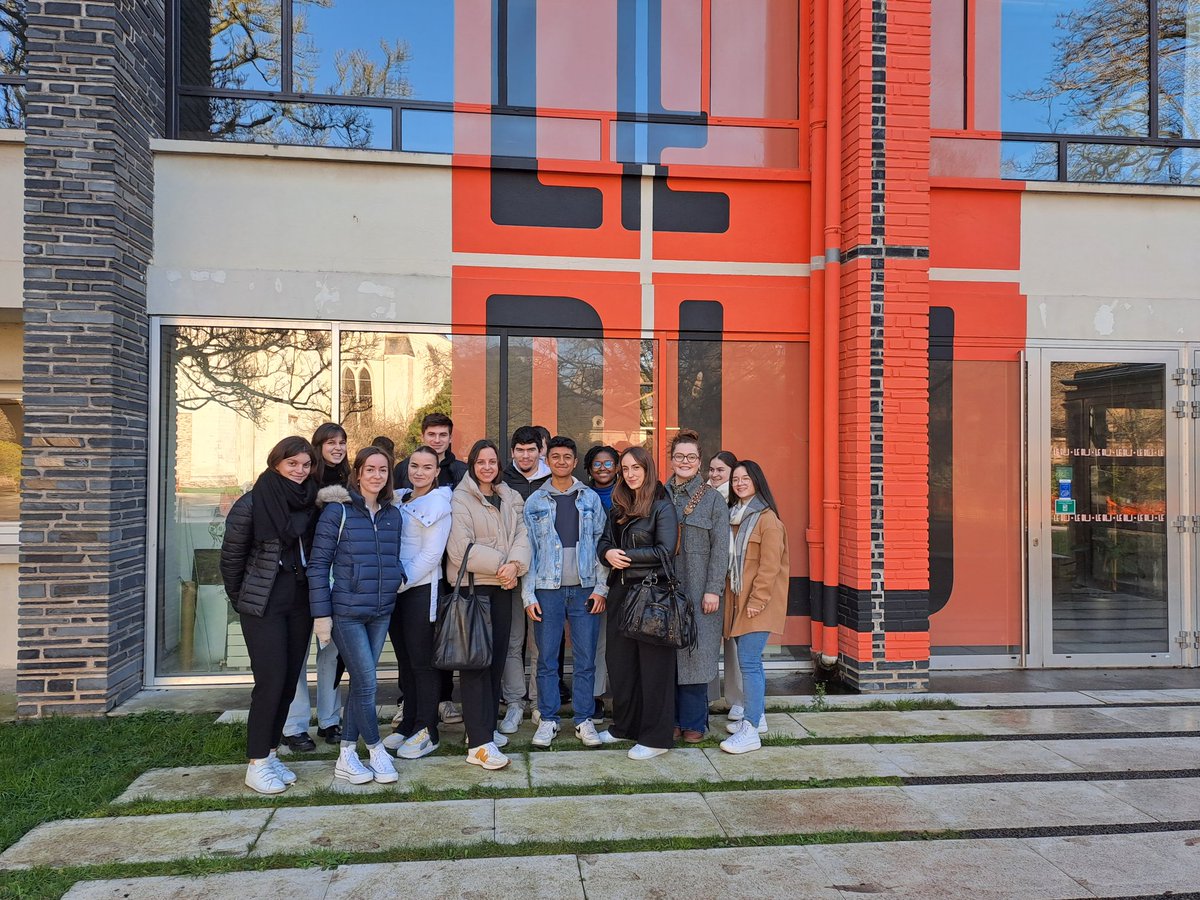 TCAngers's tweet photo. Les apprentis du #BUT @TCAngers @IUTAngersCholet en visite à l'artothèque d'#Angers. À travers l'emprunt d'œuvres en entreprise, découverte et ouverture culturelle pour des étudiant.e.s en #commerce éveillé.e.s à l'art contemporain. https://t.co/Lzag1OfvkR