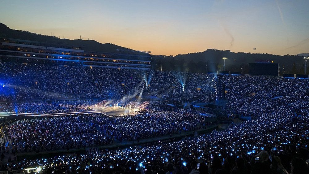 mubai__jk's tweet photo. คิดถึงอะ เราจะได้เห้นภาพแบบนี้อีกทีในปี 2025 นู้นนน กลับมาเล่นคอนแบบครบ 7 คน https://t.co/FUyZPa2m0x