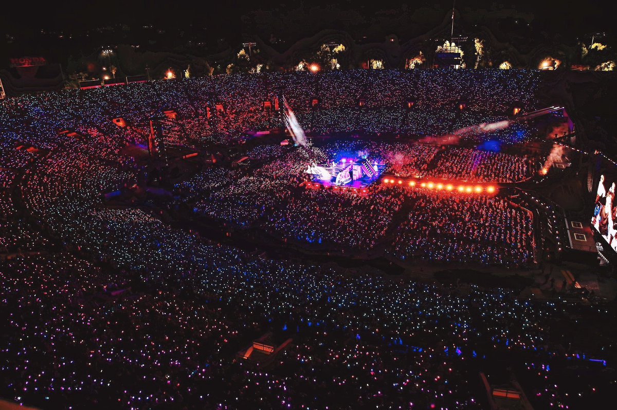 mubai__jk's tweet photo. คิดถึงอะ เราจะได้เห้นภาพแบบนี้อีกทีในปี 2025 นู้นนน กลับมาเล่นคอนแบบครบ 7 คน https://t.co/FUyZPa2m0x