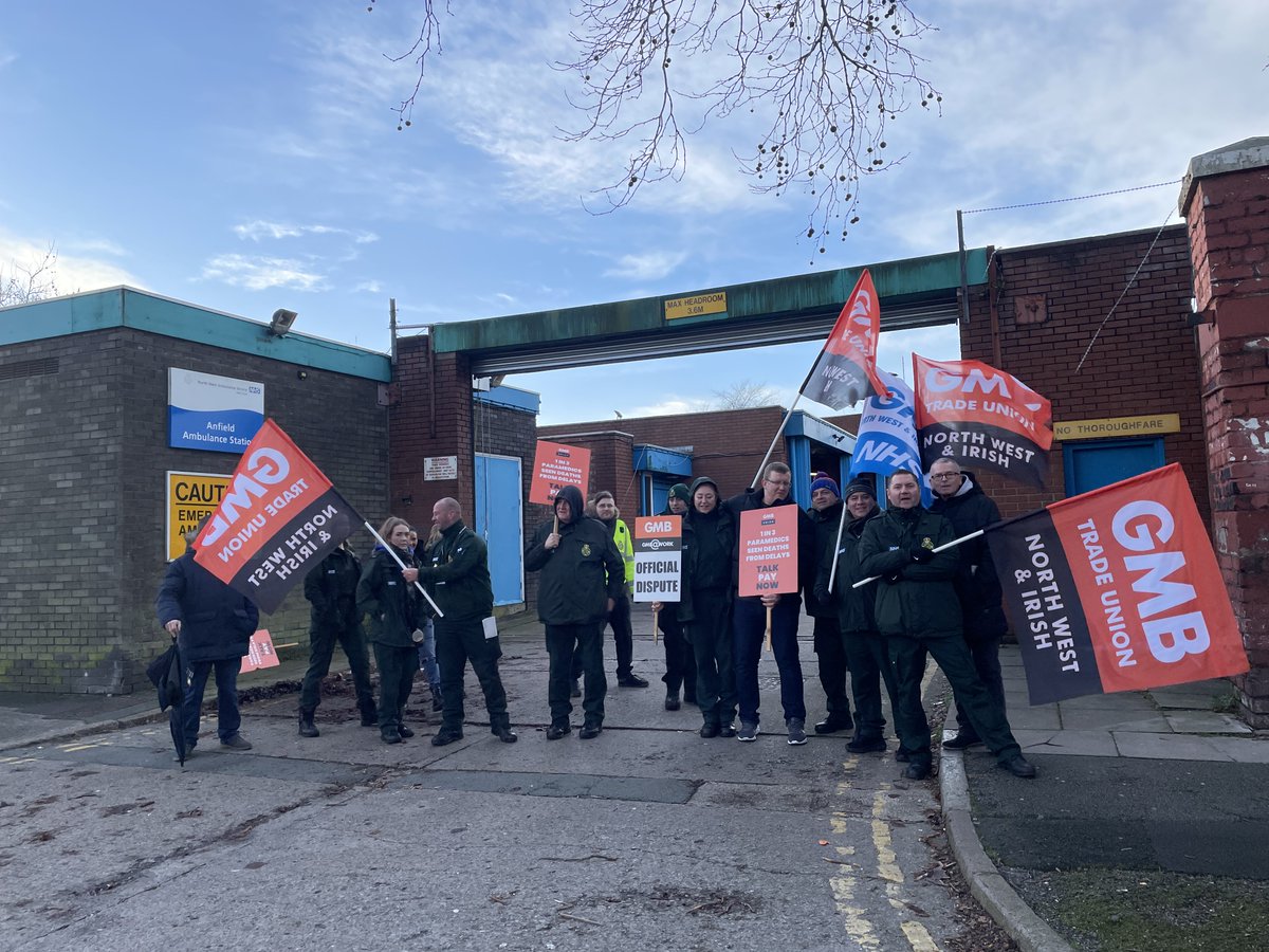 GMBNWI's tweet image. GMB Union #NWAS members taking part in today's #ambulancestrike, on the picket line at Breck Road, #Liverpool. ✊🚑 #SolidarityWithStrikes #AmbulanceStrikes #ToriesOut  #SaveOurNHS @GMBNWAS @PaulMaccaGMB @neilsmithgmb